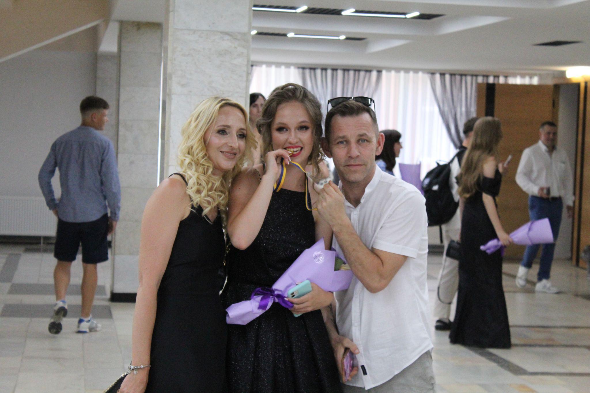 Новини Тернополя - фото з Кращих випускників тернопільських шкіл нагородили золотими та срібними медалями