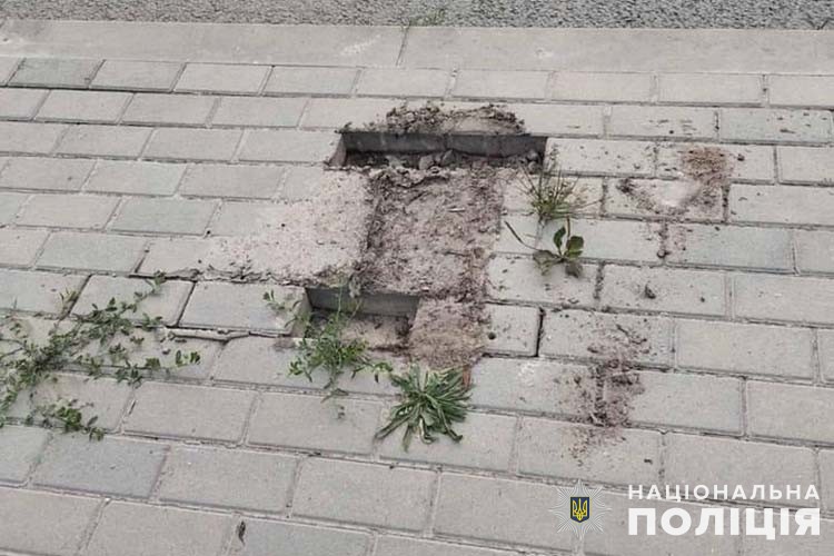 Новини Тернополя - фото з У Заліщиках чоловік викрав два муляжі пішоходів. За це може отримати до восьми років тюрми На Тернопільщині чоловік викрав два муляжі пішохода: поліцейські встановили особу крадія