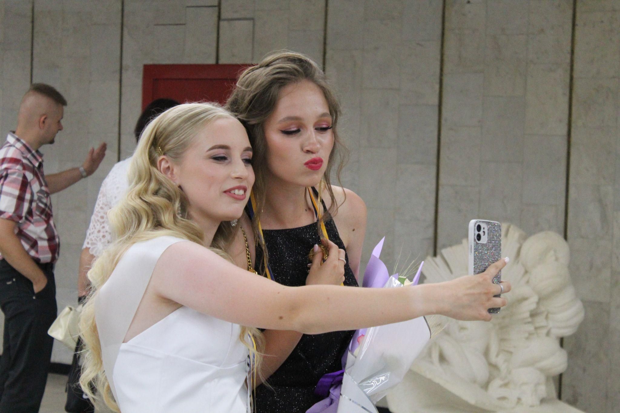 Новини Тернополя - фото з Кращих випускників тернопільських шкіл нагородили золотими та срібними медалями