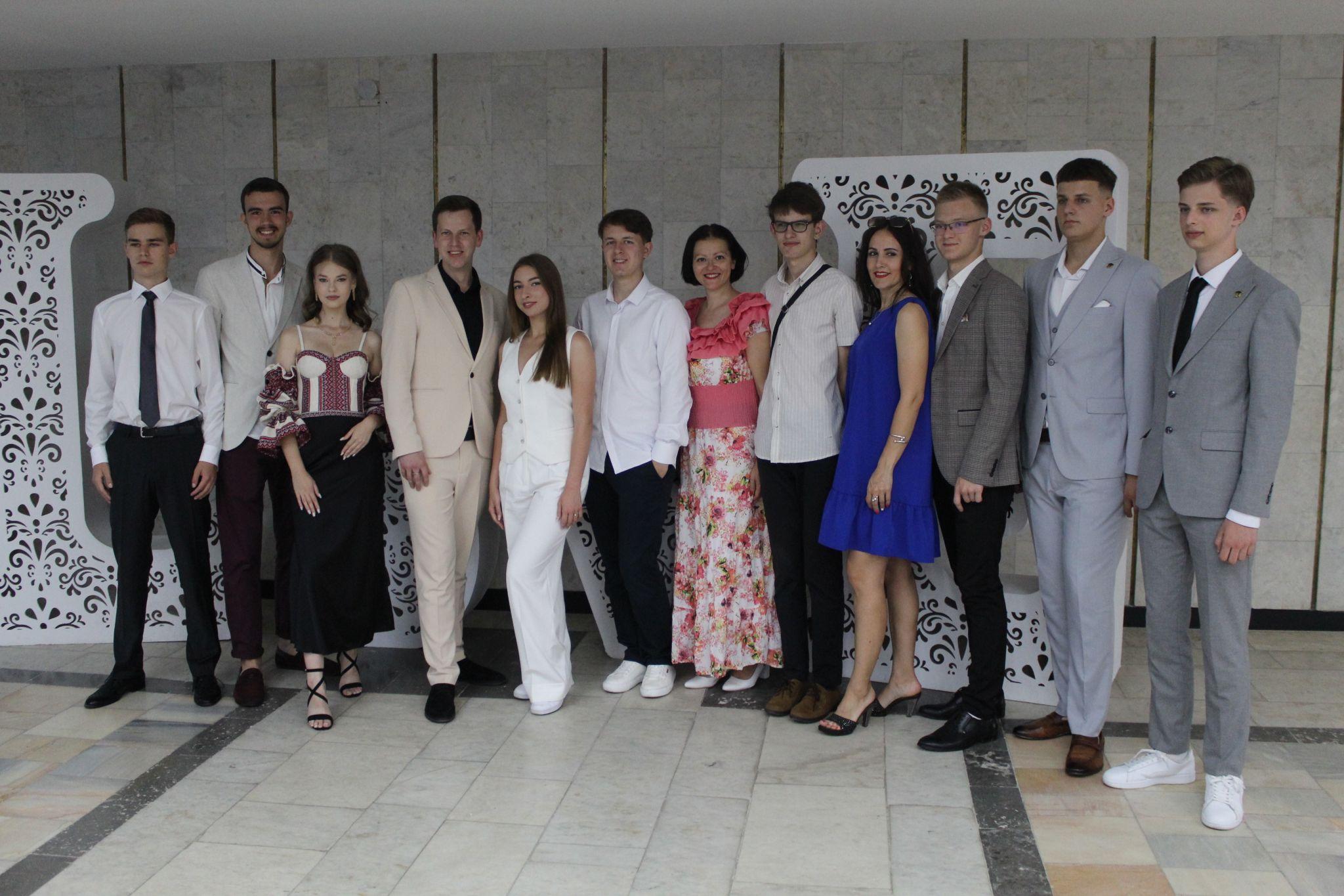 Новини Тернополя - фото з Кращих випускників тернопільських шкіл нагородили золотими та срібними медалями