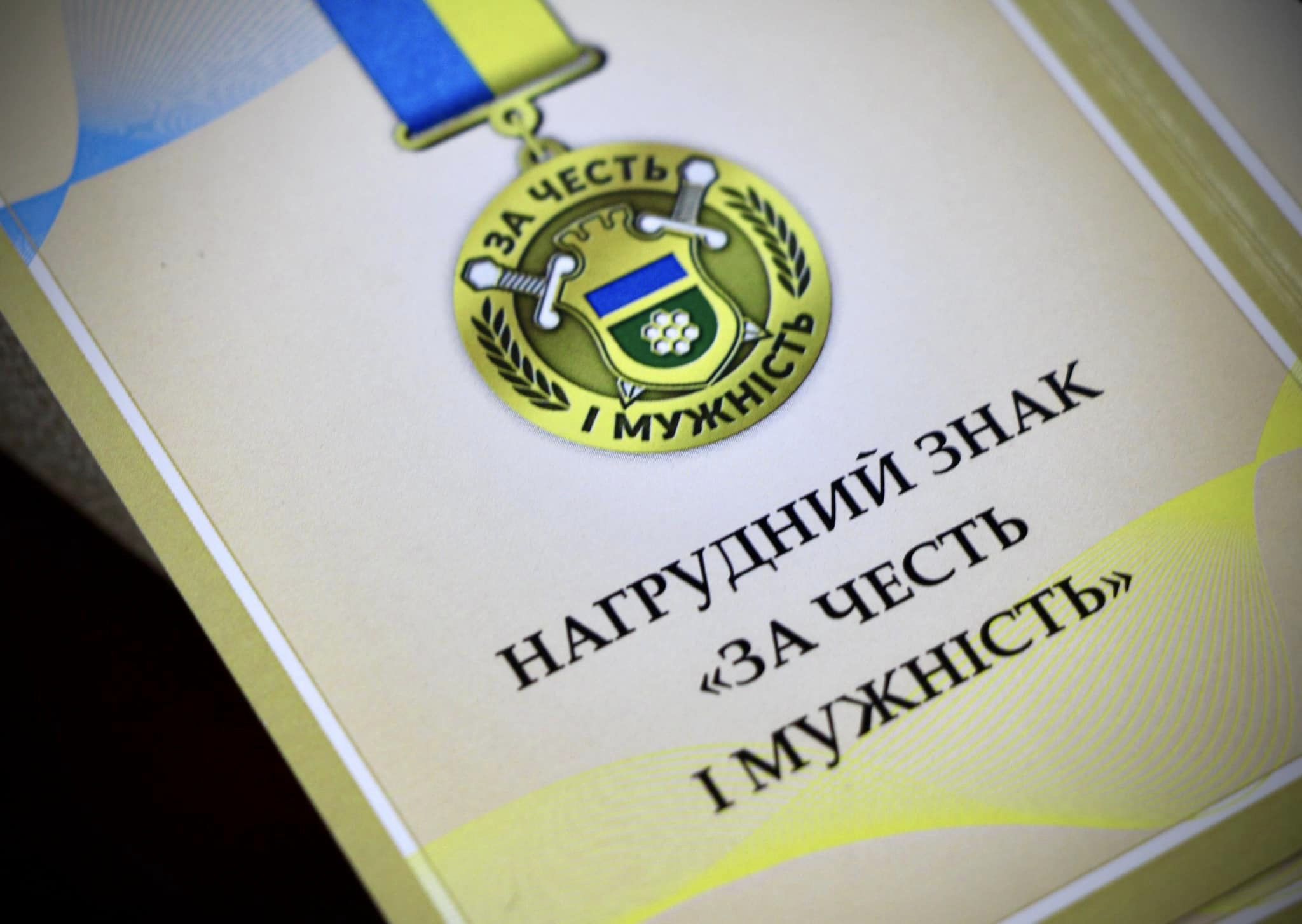 Новини Хмельницького - фото з Сім’ям 18 полеглих бійців із Хмельниччини вручили відзнаки міської ради