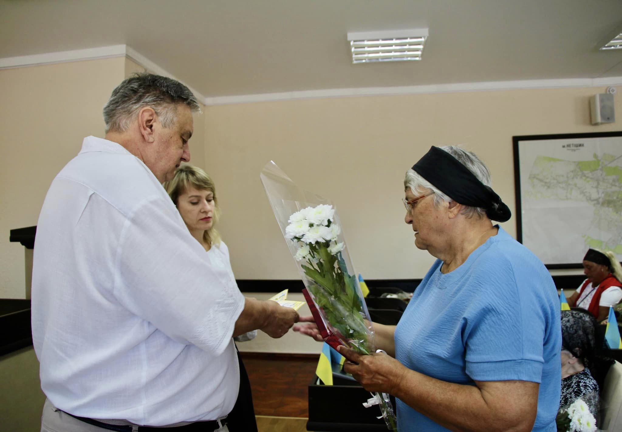 Новини Хмельницького - фото з Сім’ям 18 полеглих бійців із Хмельниччини вручили відзнаки міської ради