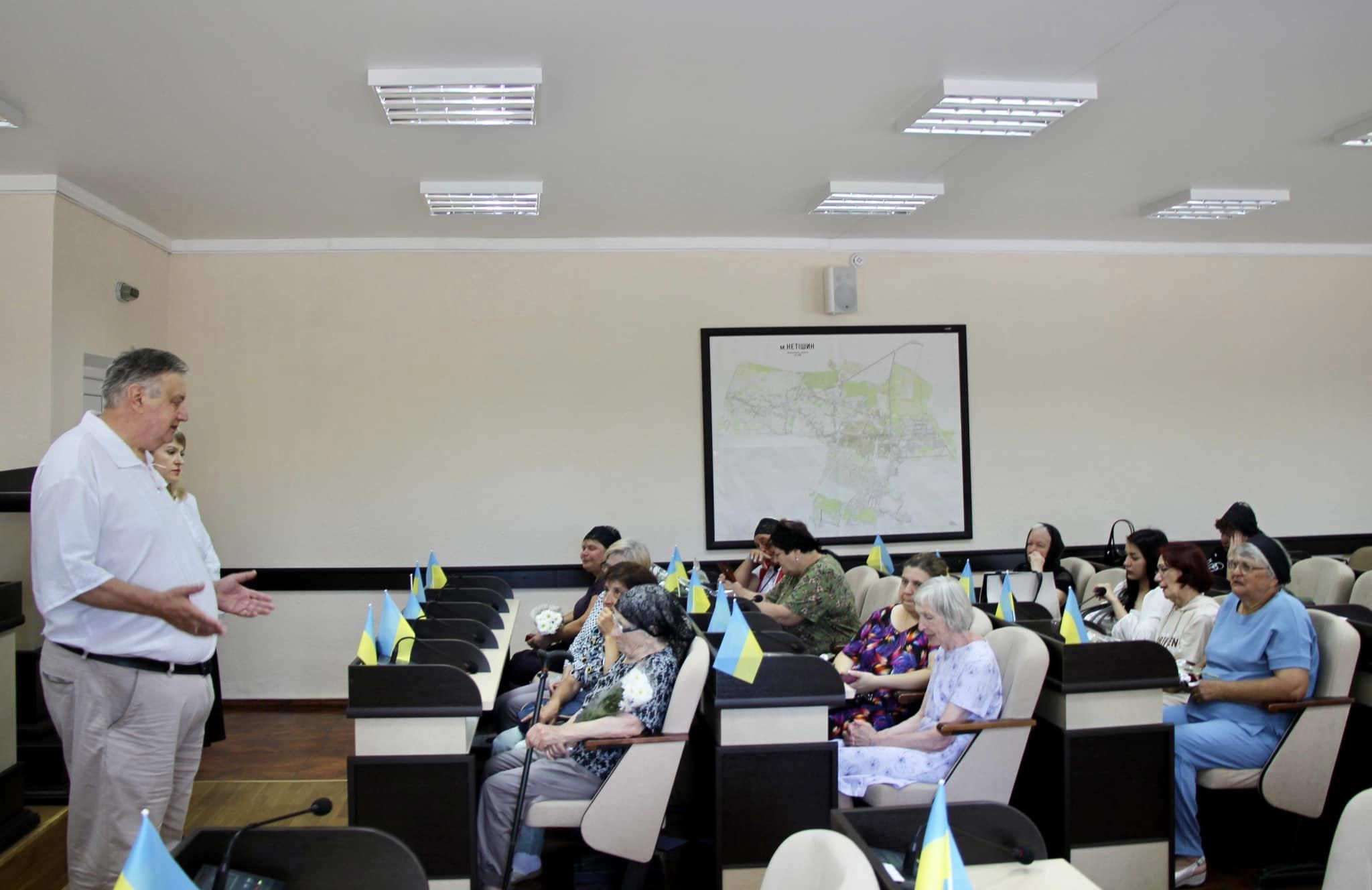 Новини Хмельницького - фото з Сім’ям 18 полеглих бійців із Хмельниччини вручили відзнаки міської ради