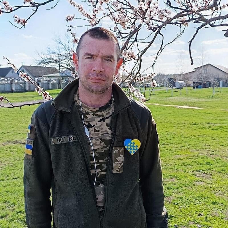 Новини Тернополя - фото з Тернопільщина прощається із захисниками Володимиром Кучеруком та Іваном Мусялом На зображенні може бути: 1 особа та дерево