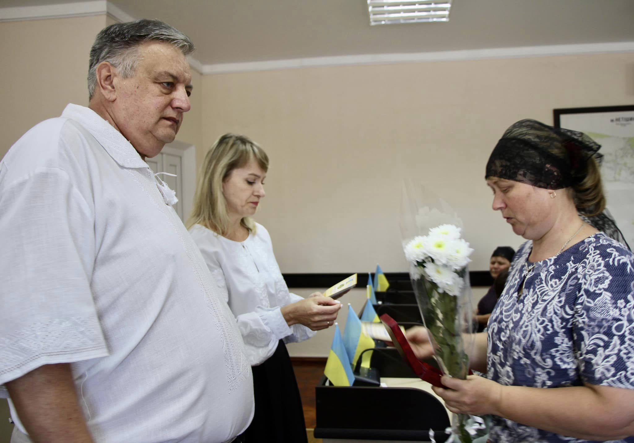 Новини Хмельницького - фото з Сім’ям 18 полеглих бійців із Хмельниччини вручили відзнаки міської ради