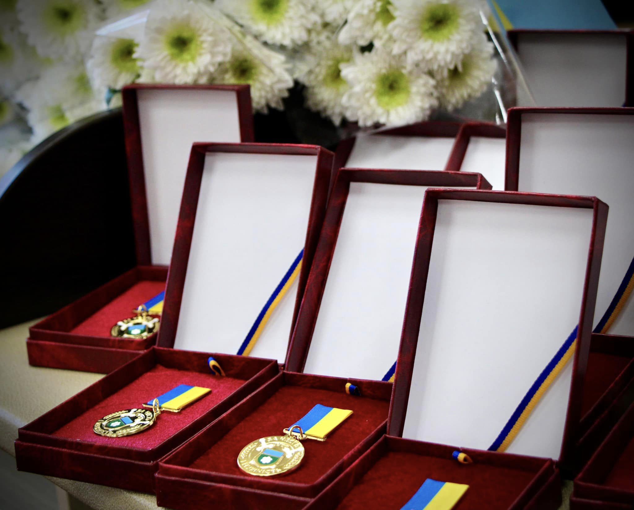 Новини Хмельницького - фото з Сім’ям 18 полеглих бійців із Хмельниччини вручили відзнаки міської ради
