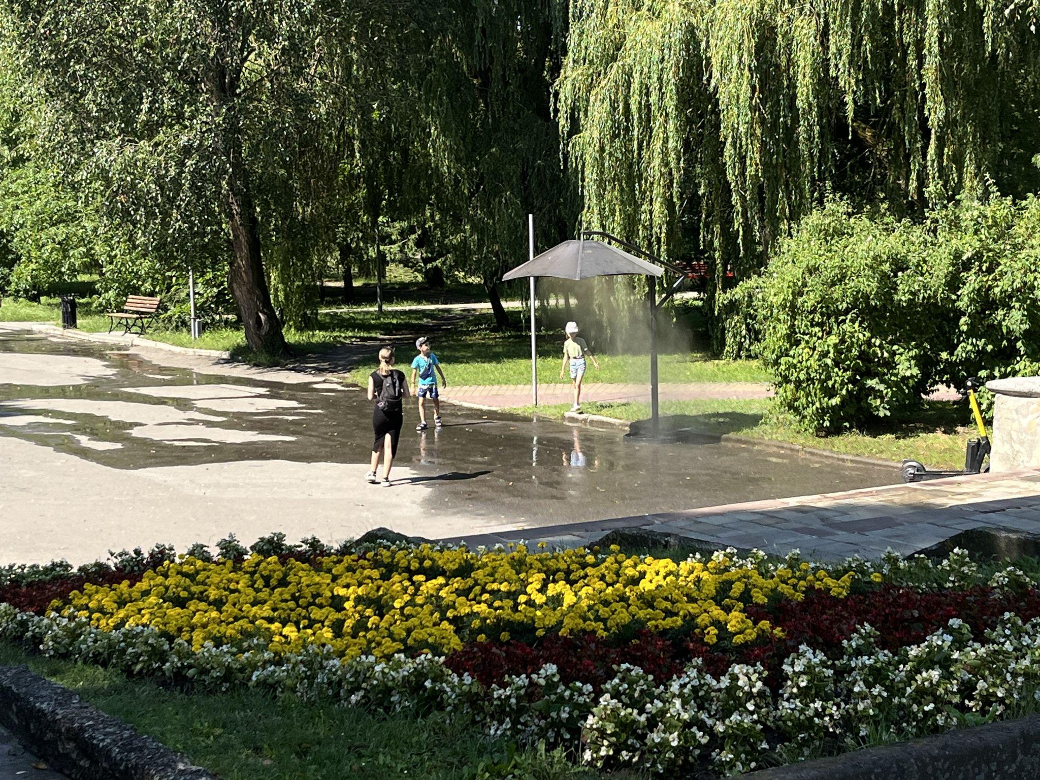 Новини Тернополя - фото з У Тернополі ввімкнули освіжаючі парасолі
