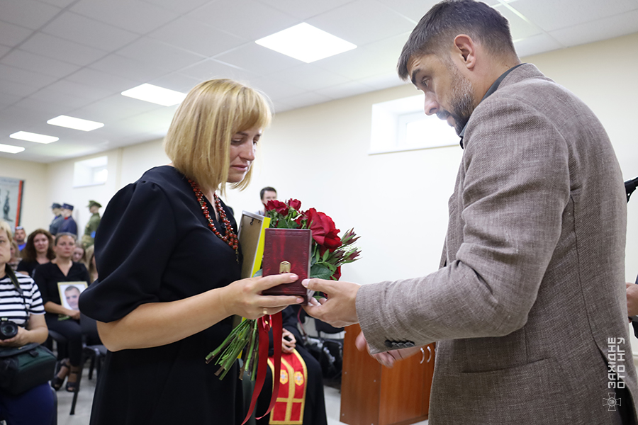 Новини Тернополя - фото з Рідні загиблих героїв Нацгвардії з Тернопільщини отримали почесні відзнаки На зображенні може бути: 4 людини