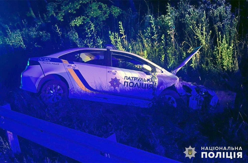 Новини Хмельницького - фото з На Хмельниччині водій втікав від патрульних і скоїв ДТП з поліцейською машиною