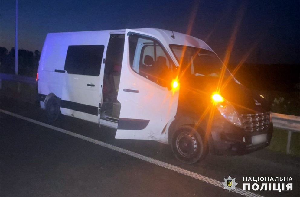 Новини Хмельницького - фото з На Хмельниччині водій втікав від патрульних і скоїв ДТП з поліцейською машиною