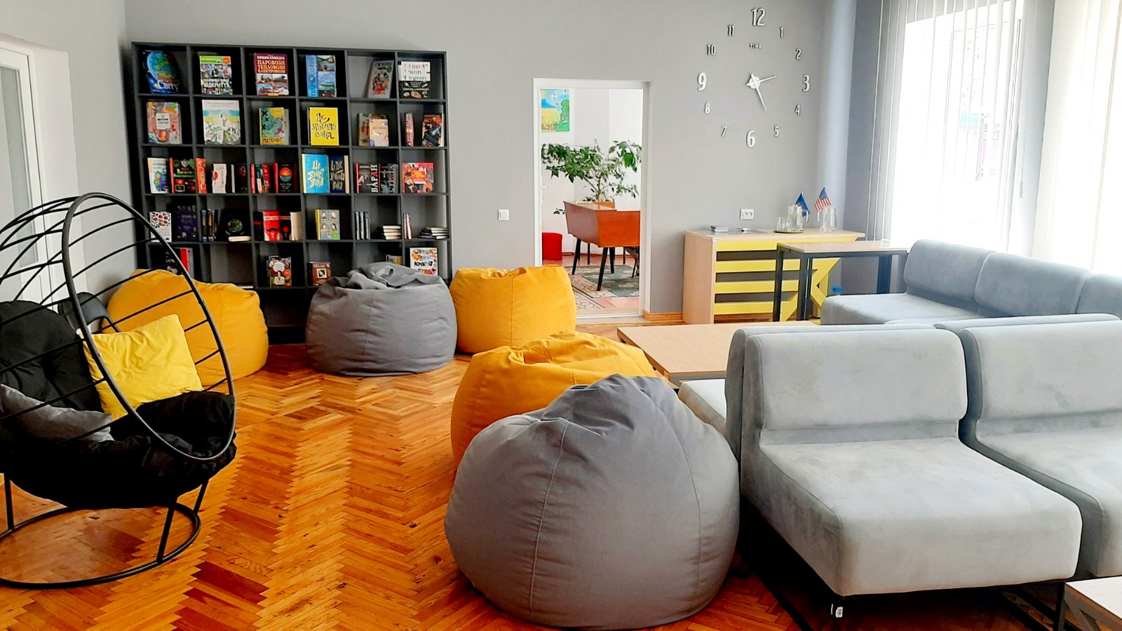 Новини Тернополя - фото з Сучасний коворкінг-центр рятує шумчан під час тривалих відключень світла На зображенні може бути: всередині приміщення та вітальня