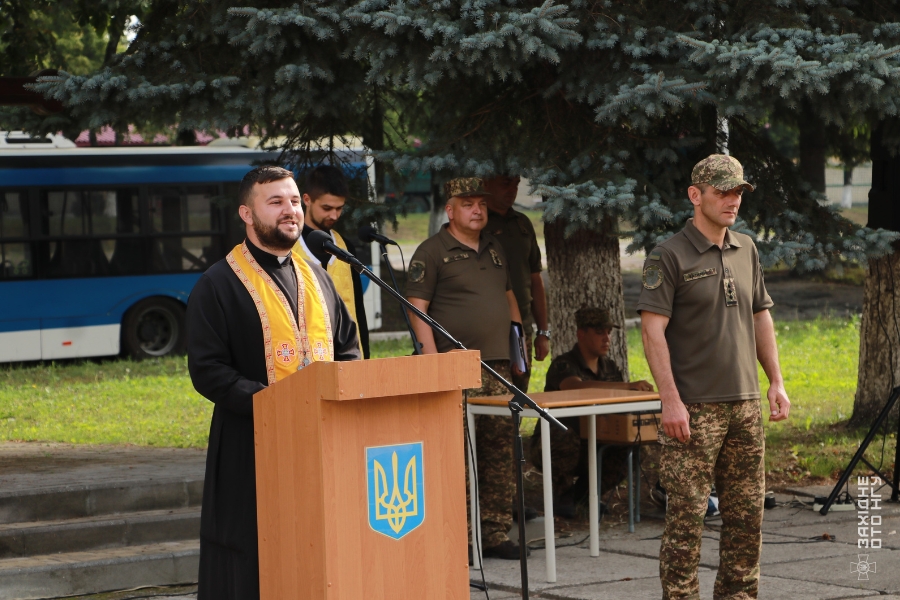 На зображенні може бути: 4 людини та текст