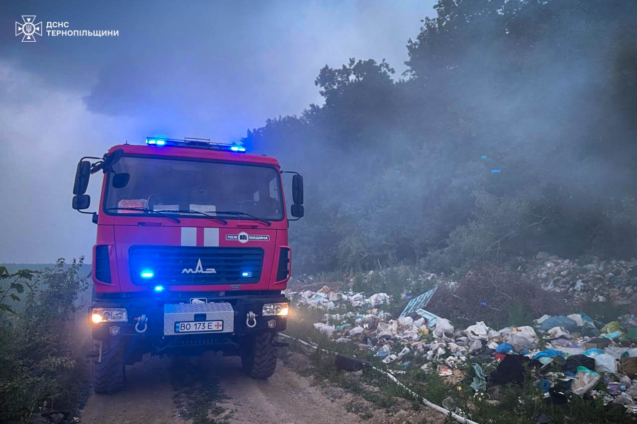 Новини Тернополя - фото з У Підволочиській громаді горів будинок На зображенні може бути: швидка допомога, вантажівка та текст