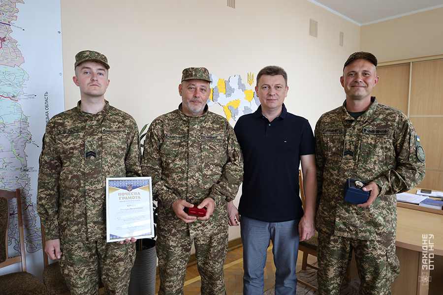 На зображенні може бути: 4 людини та текст