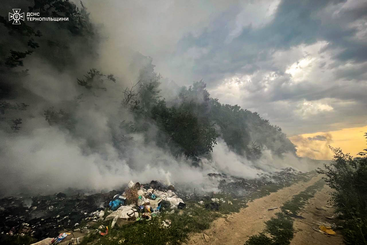 Новини Тернополя - фото з У Підволочиській громаді горів будинок На зображенні може бути: вогонь та туман