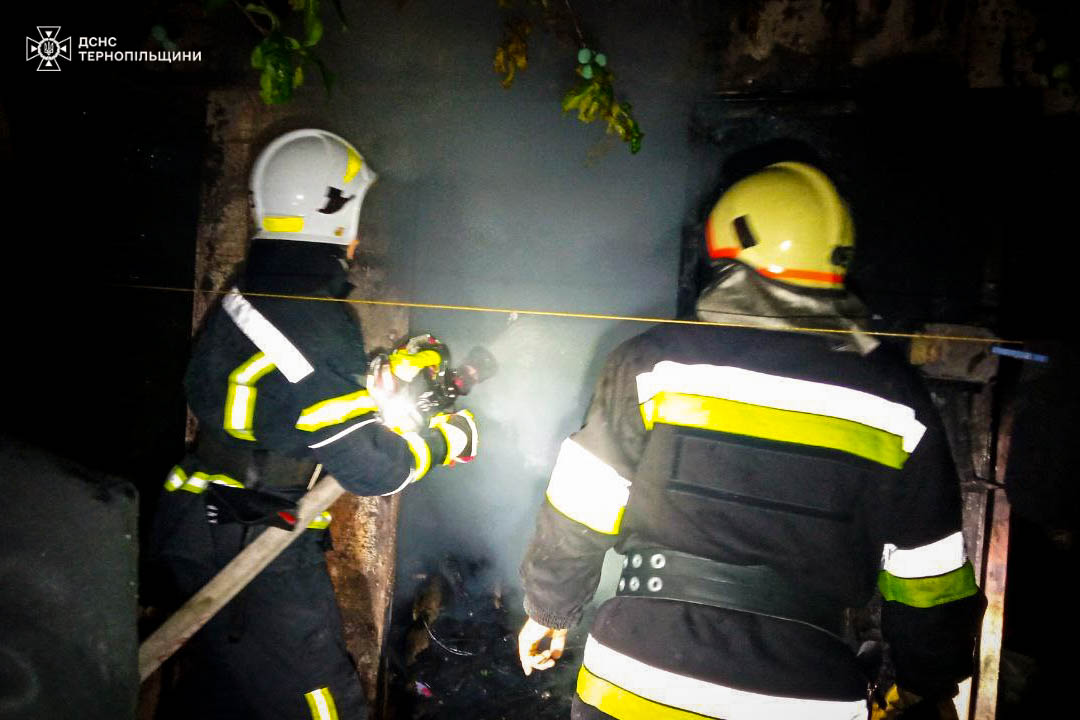 Новини Тернополя - фото з У Підволочиській громаді горів будинок На зображенні може бути: 1 особа, вогонь та текст