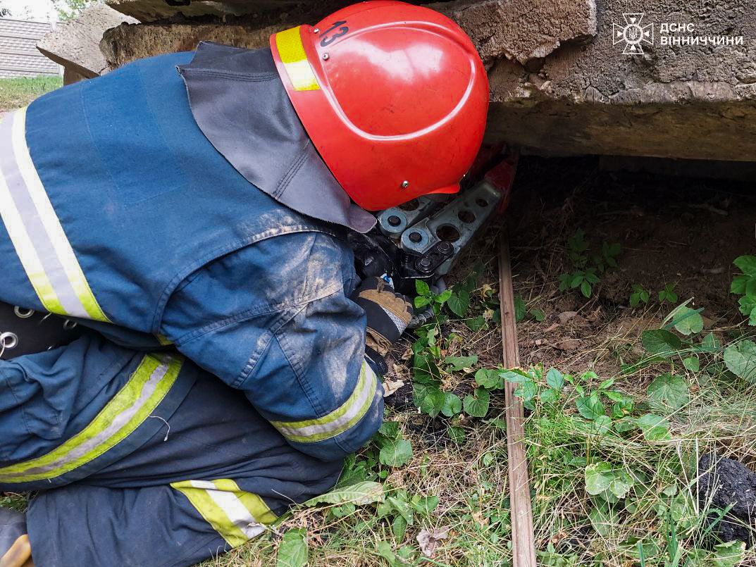 Новини Вінниці - фото з У Немирові надзвичайники врятували песика, що застряг під бетонними плитами