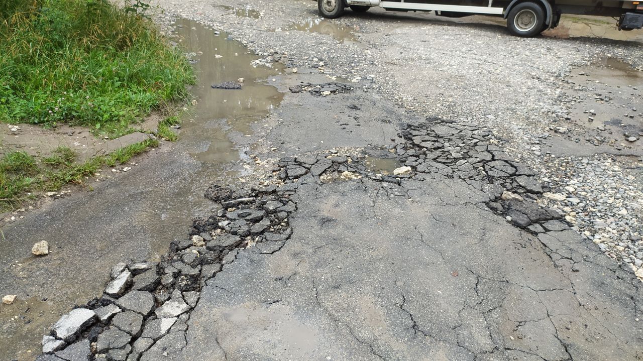 Новини Тернополя - фото з Вода стікає з кількох мікрорайонів: жителі Галицької роками чекають на облаштування дощової каналізації
