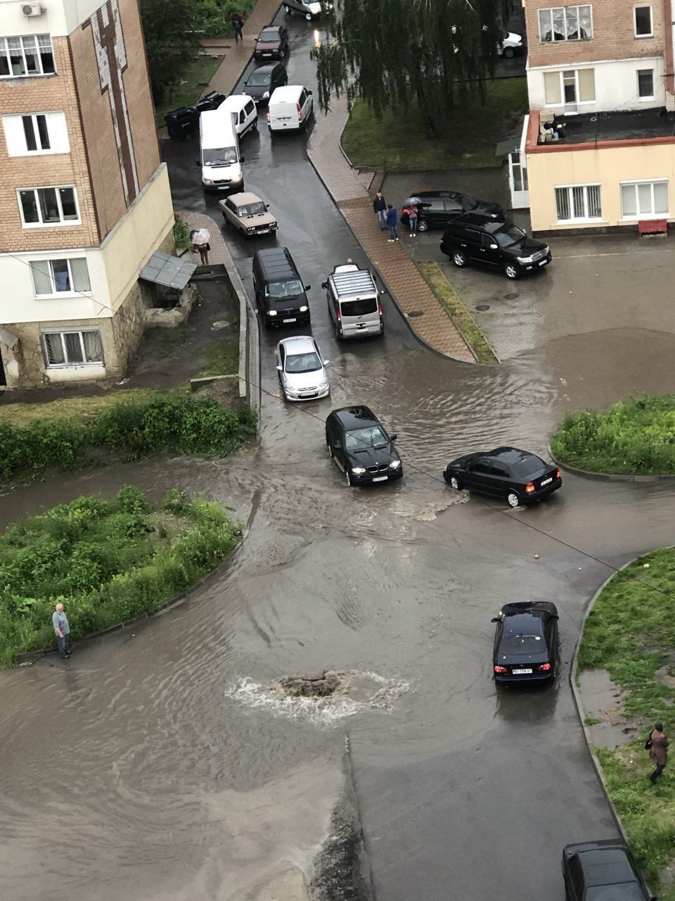 Новини Тернополя - фото з Вода стікає з кількох мікрорайонів: жителі Галицької роками чекають на облаштування дощової каналізації