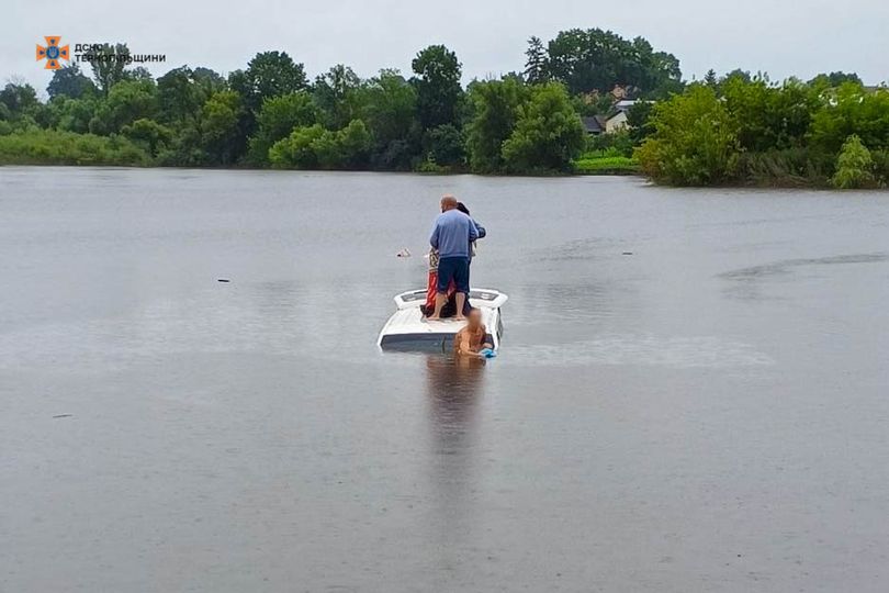 На зображенні може бути: 1 особа, рибалить, каяк та водойма