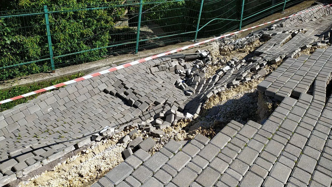 Новини Тернополя - фото з Підпірна стіна обвалилась у Тернополі: пошкоджені дерева і автомобілі