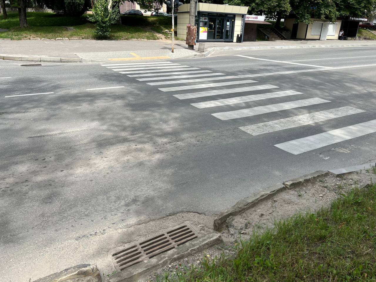 Новини Тернополя - фото з Понад 40 дощоприймачів журналісти нарахували на проспекті Злуки. Чому ж затоплює ділянку біля «Універсаму»?