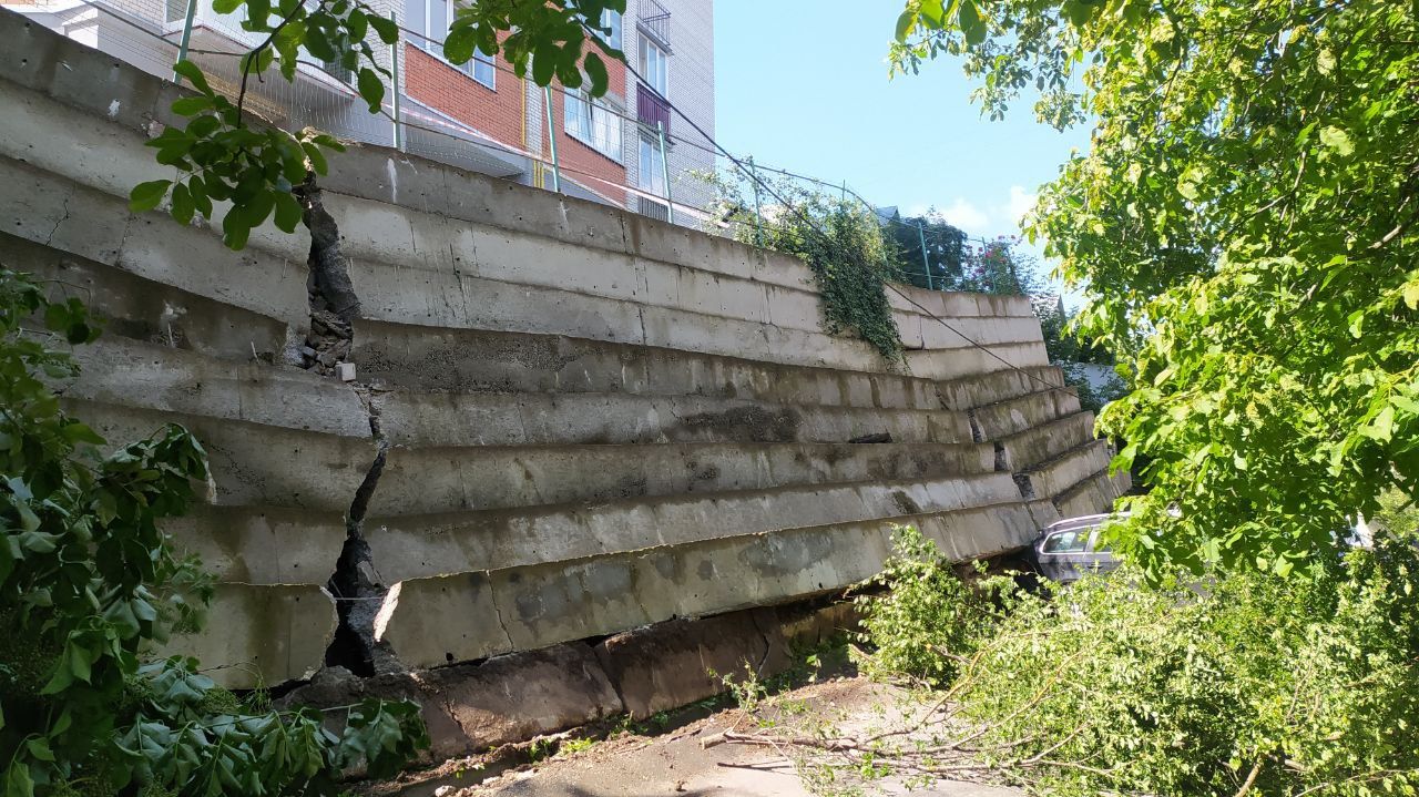 Новини Тернополя - фото з Підпірна стіна обвалилась у Тернополі: пошкоджені дерева і автомобілі