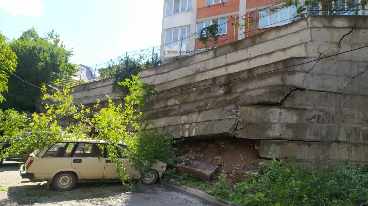 Новини Тернополя - фото з Підпірна стіна обвалилась у Тернополі: пошкоджені дерева і автомобілі