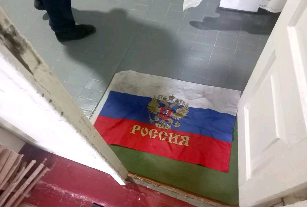 Новини Вінниці - фото з «Так люди захотіли». Прапор рашистів — замість ганчірки постелили при вході до музею в селі Ободівка