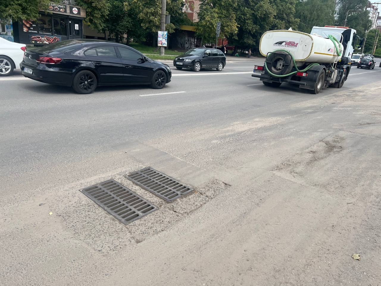 Новини Тернополя - фото з Понад 40 дощоприймачів журналісти нарахували на проспекті Злуки. Чому ж затоплює ділянку біля «Універсаму»?