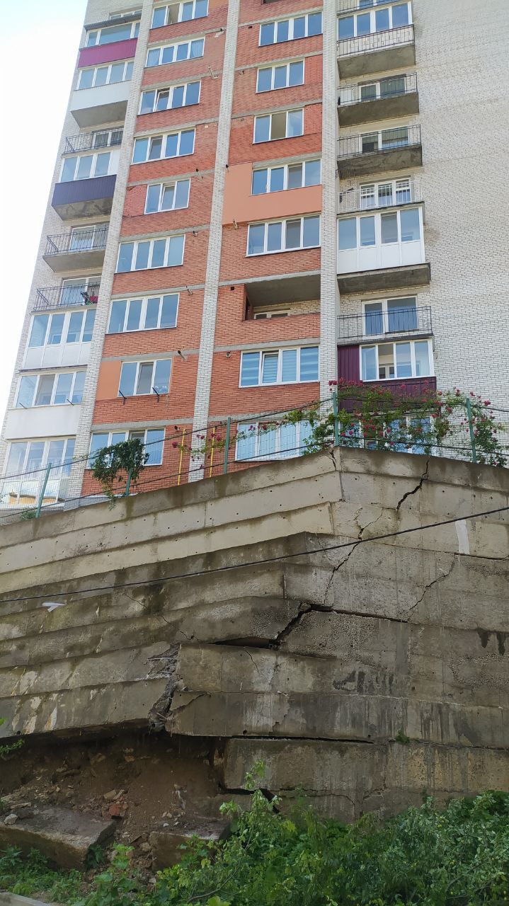 Новини Тернополя - фото з Підпірна стіна обвалилась у Тернополі: пошкоджені дерева і автомобілі