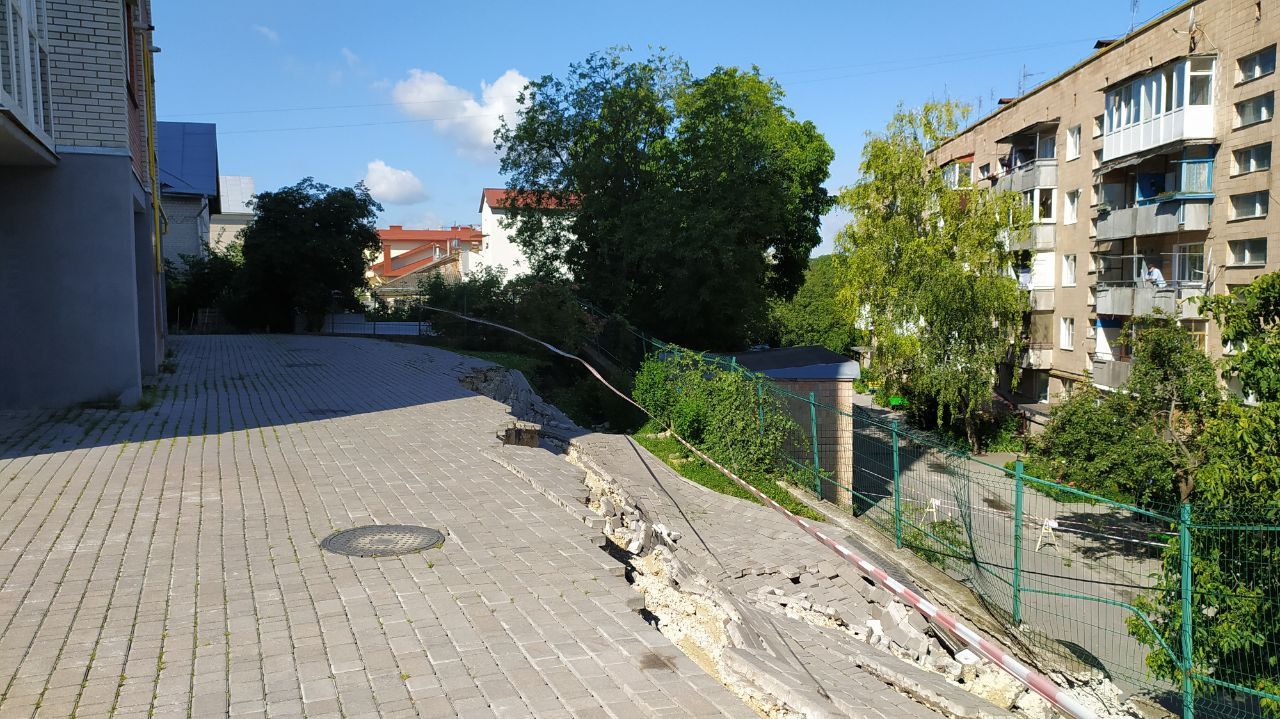 Новини Тернополя - фото з Підпірна стіна обвалилась у Тернополі: пошкоджені дерева і автомобілі