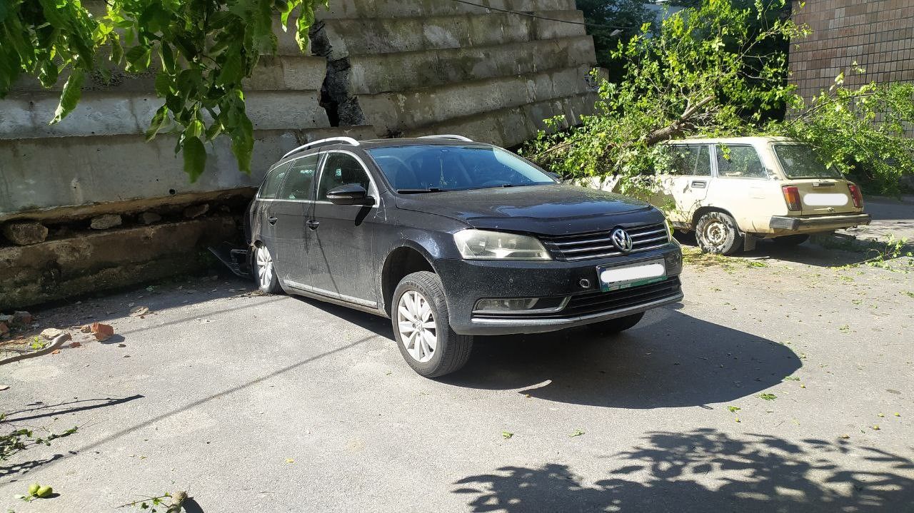 Новини Тернополя - фото з Підпірна стіна обвалилась у Тернополі: пошкоджені дерева і автомобілі