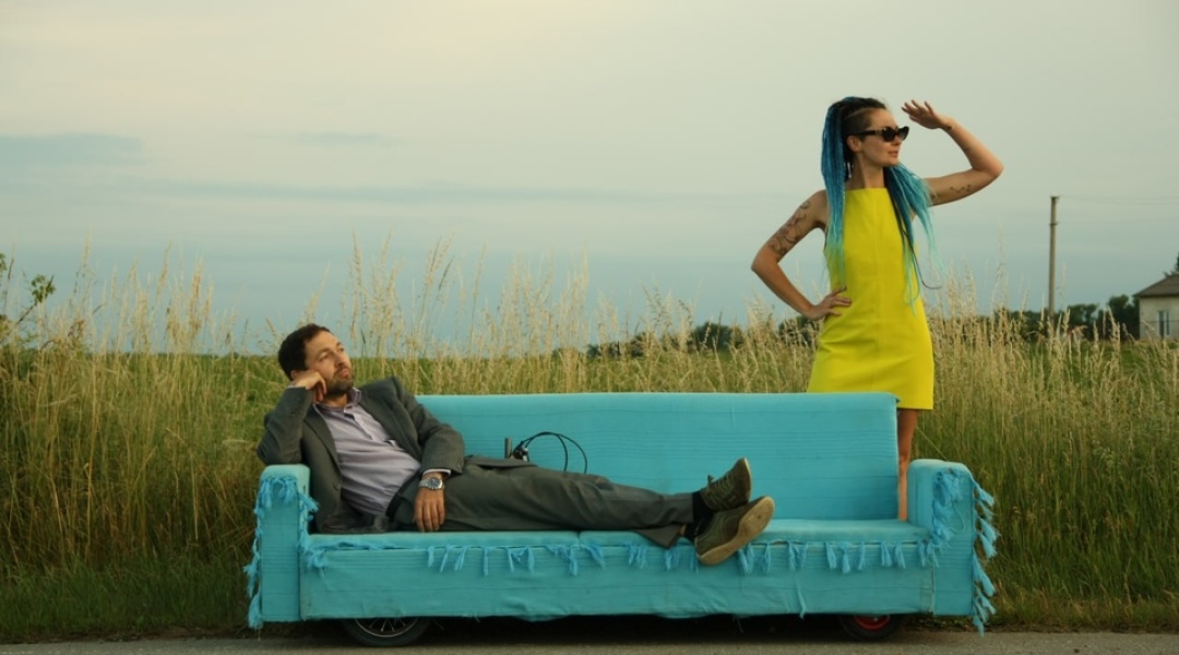 Новини Тернополя - фото з Синій диван на колесах вже у Києві: винахідних із Заліщиків проїхав через пів країни задля ЗСУ