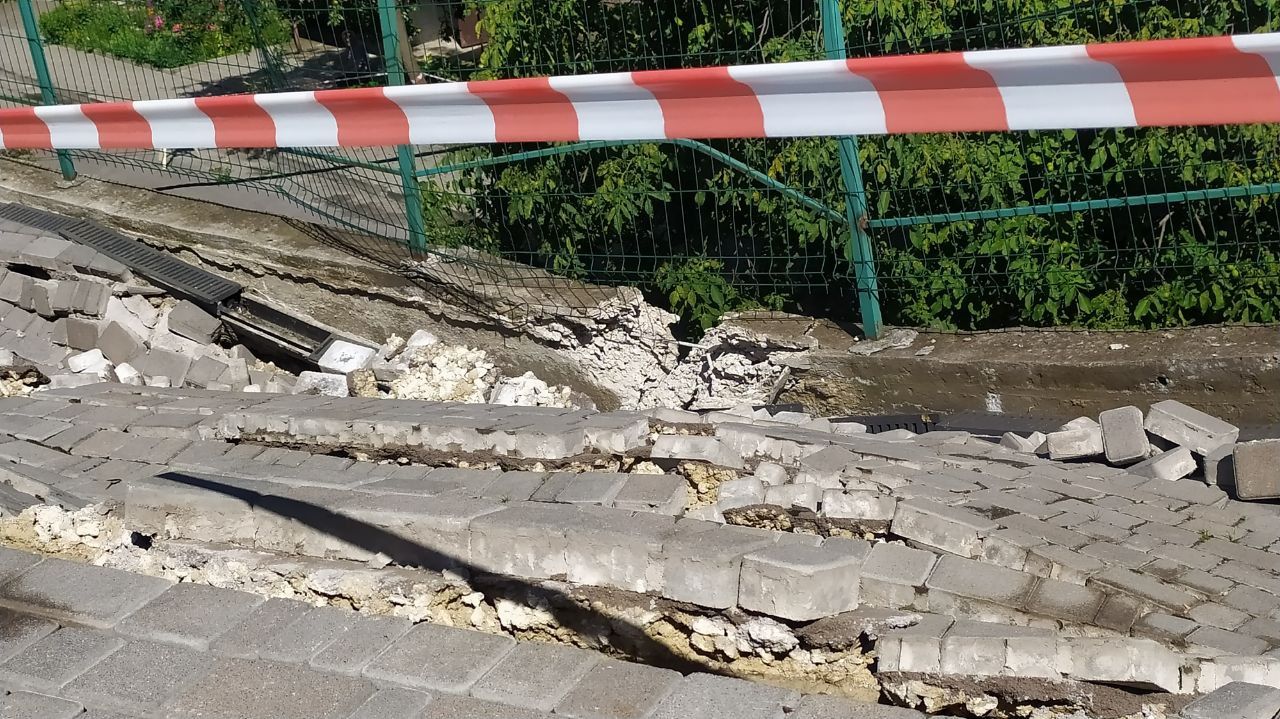 Новини Тернополя - фото з Підпірна стіна обвалилась у Тернополі: пошкоджені дерева і автомобілі