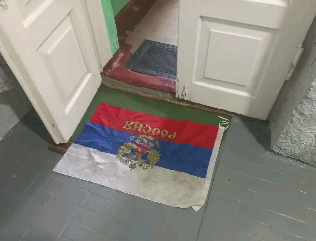 Новини Вінниці - фото з «Так люди захотіли». Прапор рашистів — замість ганчірки постелили при вході до музею в селі Ободівка