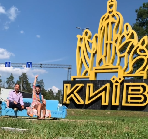 Новини Тернополя - фото з Синій диван на колесах вже у Києві: винахідних із Заліщиків проїхав через пів країни задля ЗСУ