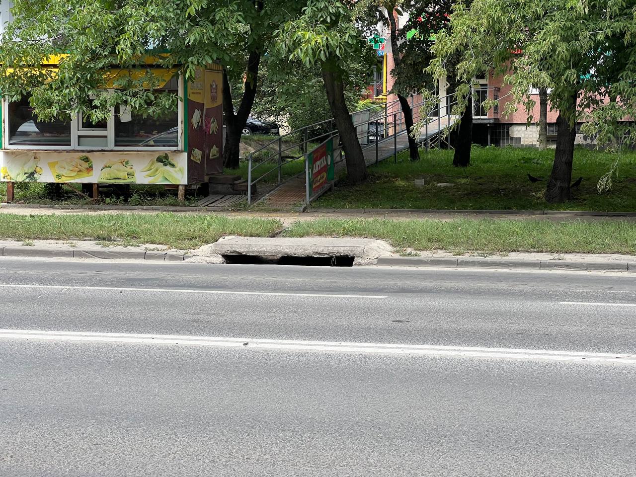 Новини Тернополя - фото з Понад 40 дощоприймачів журналісти нарахували на проспекті Злуки. Чому ж затоплює ділянку біля «Універсаму»?