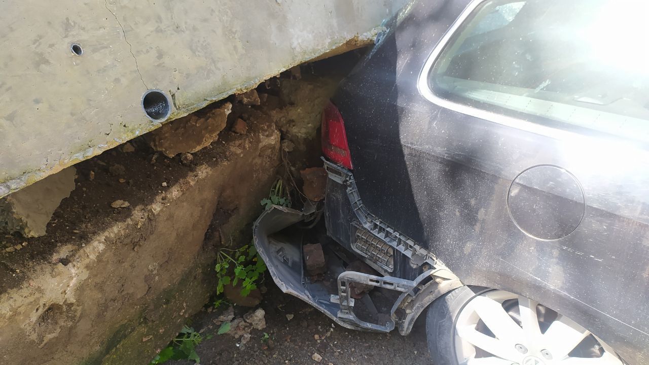 Новини Тернополя - фото з Підпірна стіна обвалилась у Тернополі: пошкоджені дерева і автомобілі