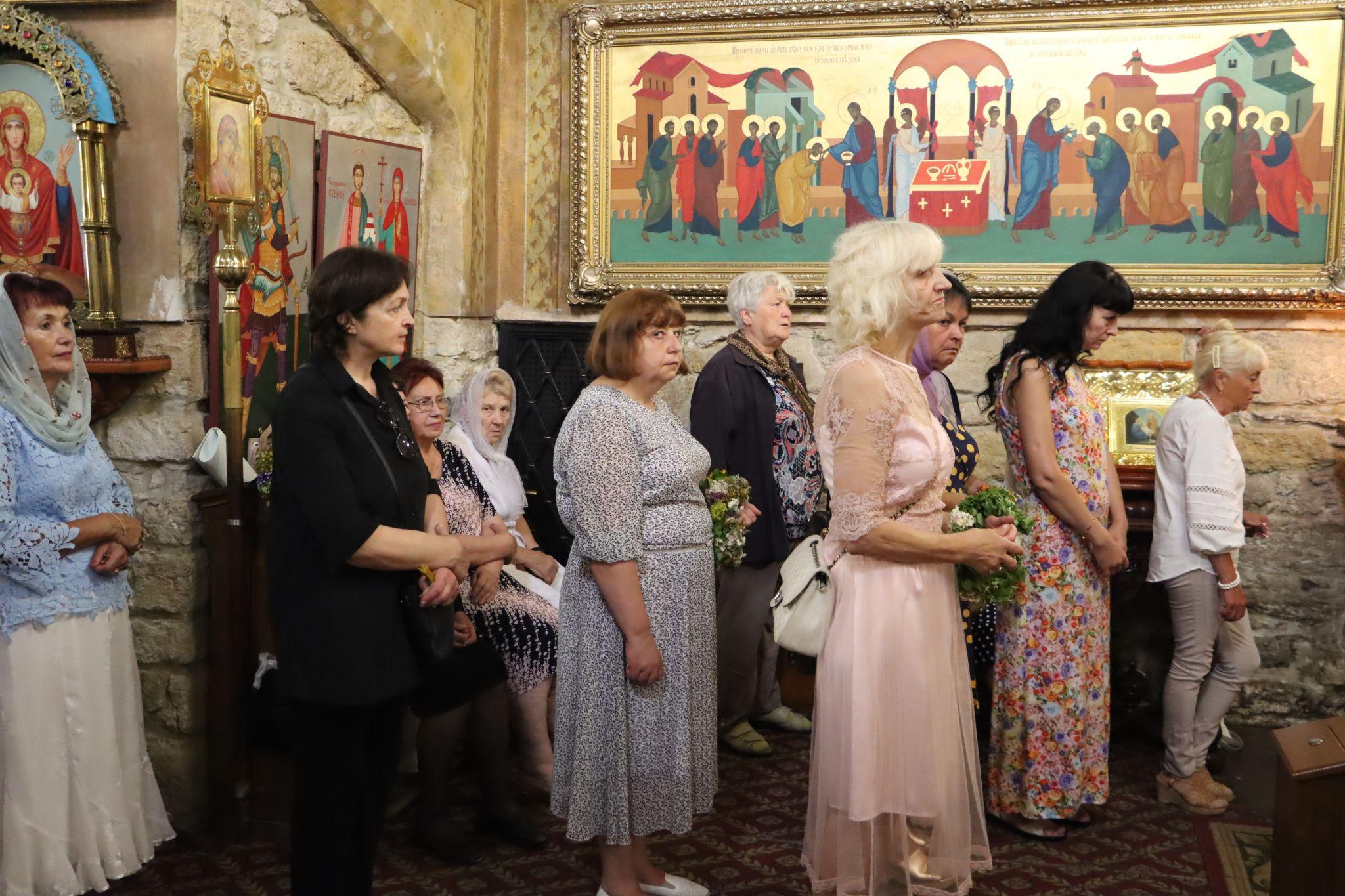 Новини Тернополя - фото з Тернополяни освячують віночки на свято Божого Тіла: Фото дня