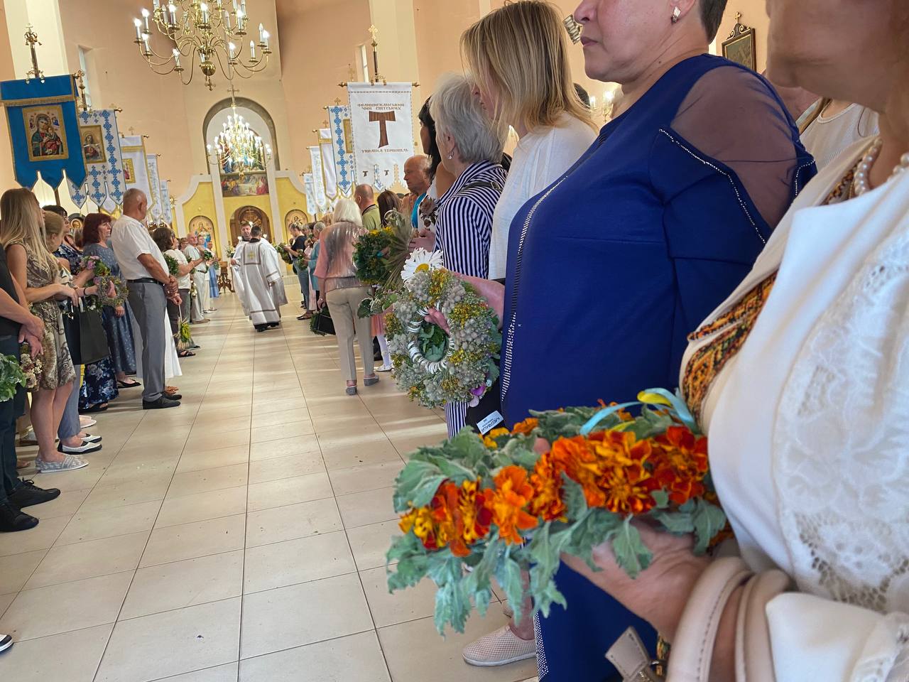 Новини Тернополя - фото з Тернополяни освячують віночки на свято Божого Тіла: Фото дня