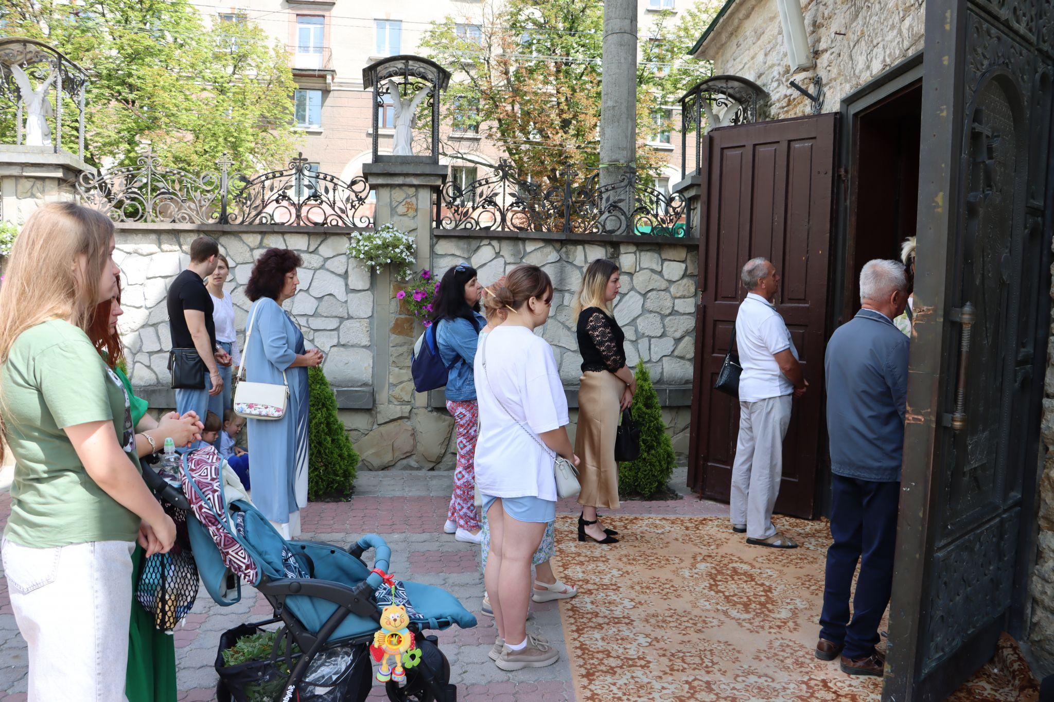 Новини Тернополя - фото з Тернополяни освячують віночки на свято Божого Тіла: Фото дня