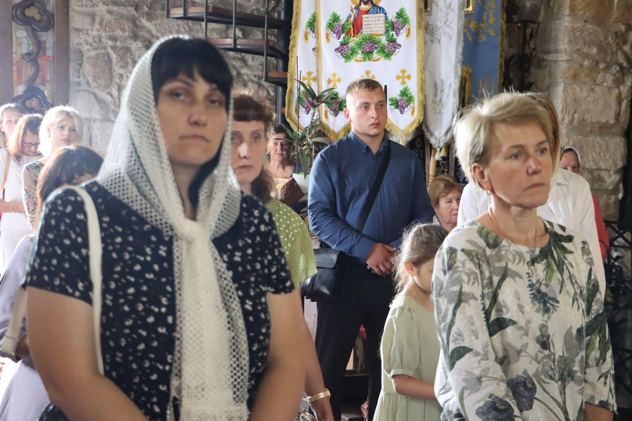 Новини Тернополя - фото з Тернополяни освячують віночки на свято Божого Тіла: Фото дня