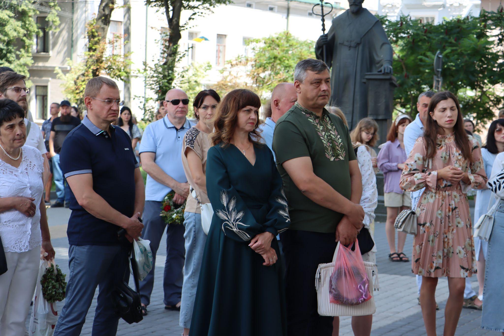 Новини Тернополя - фото з Тернополяни освячують віночки на свято Божого Тіла: Фото дня