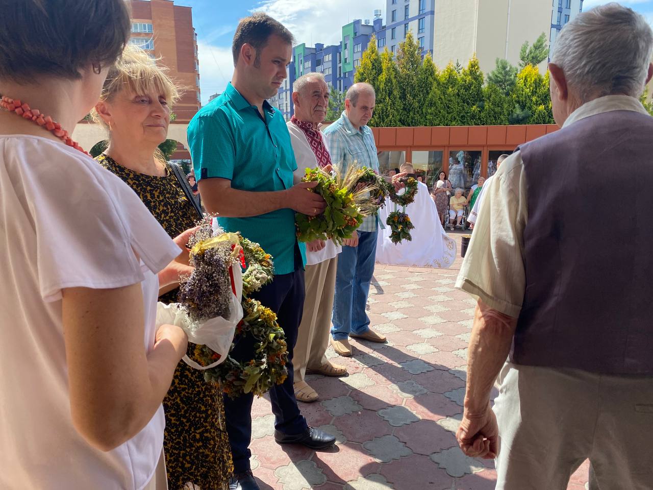 Новини Тернополя - фото з Тернополяни освячують віночки на свято Божого Тіла: Фото дня