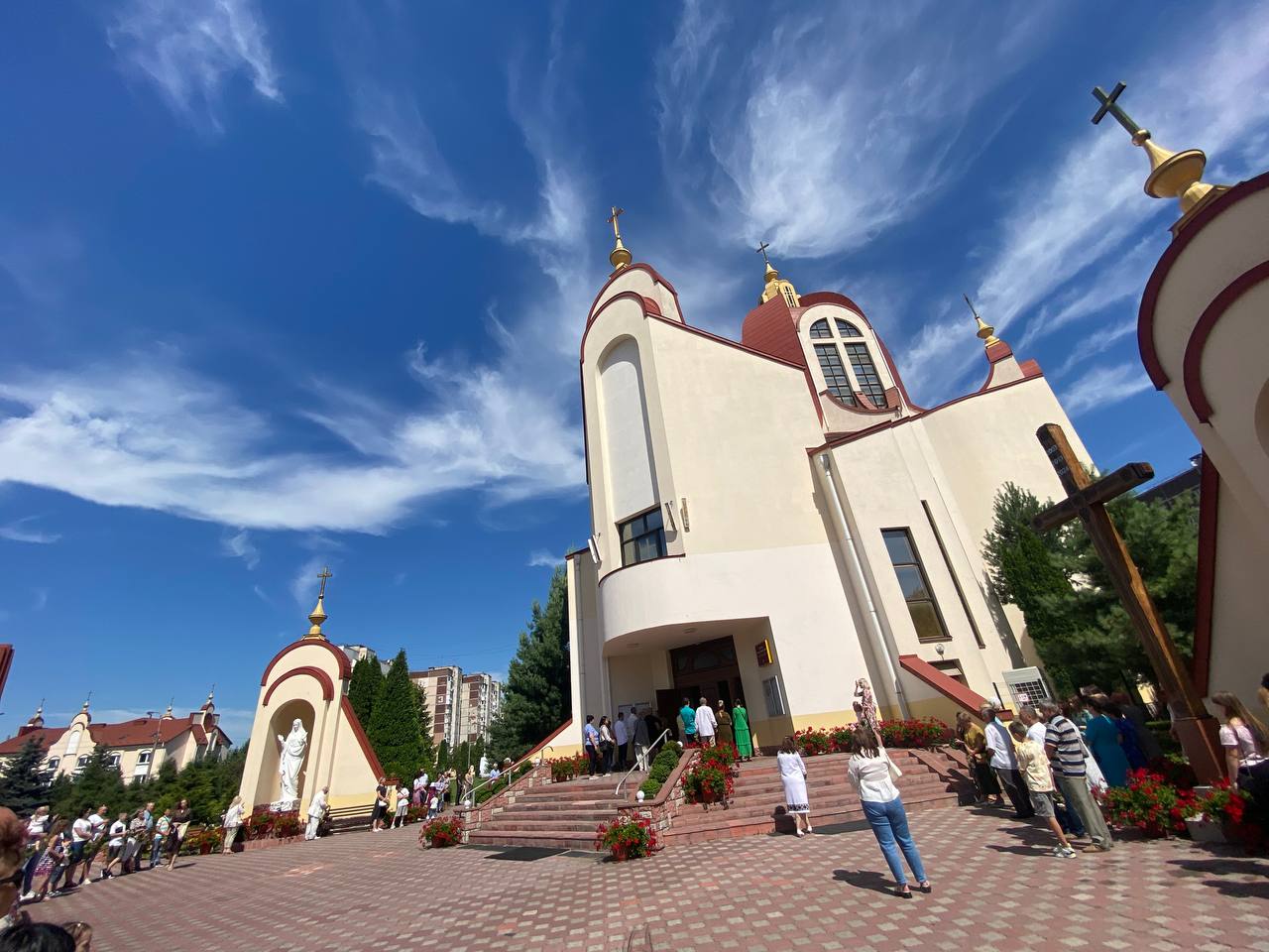 Новини Тернополя - фото з Тернополяни освячують віночки на свято Божого Тіла: Фото дня