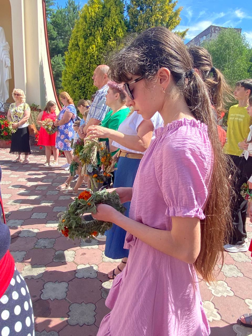 Новини Тернополя - фото з Тернополяни освячують віночки на свято Божого Тіла: Фото дня