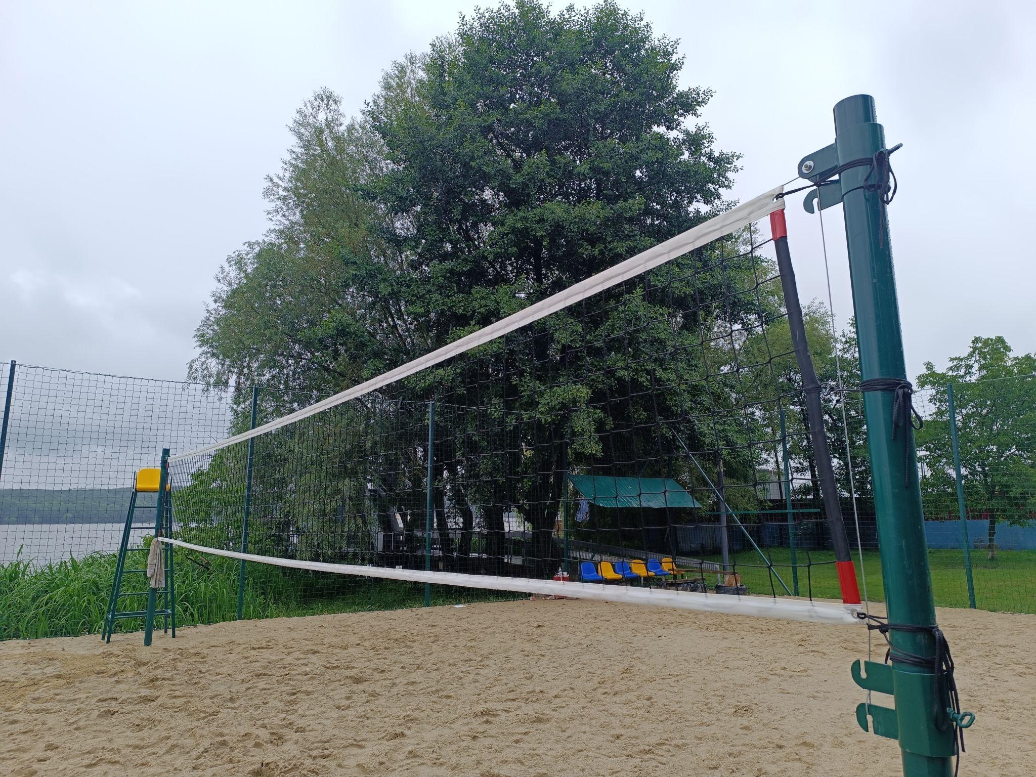 Новини Тернополя - фото з На Циганці відремонтували волейбольний майданчик. Скільки грошей витратили та що змінилося