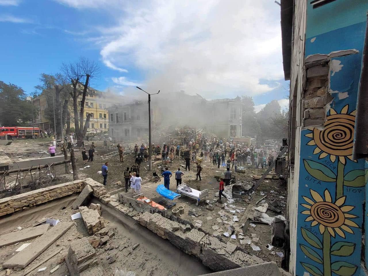 Новини Тернополя - фото з Ракетний удар по дитячій лікарні в Києві: в «Охматдиті» організували збір На зображенні може бути: 10 людей та вогонь