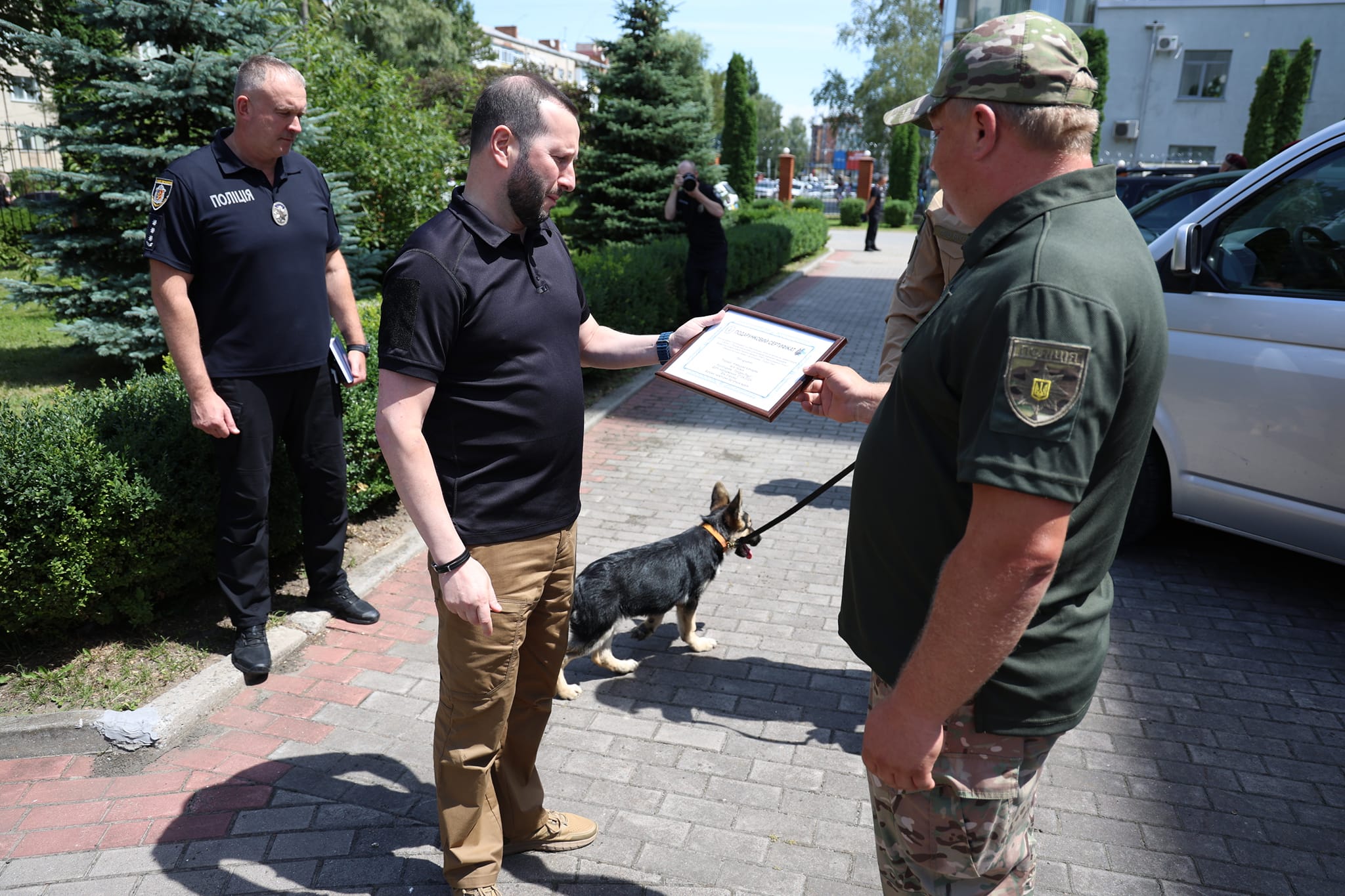 Новини Хмельницького - фото з Хмельницька ОВА передала поліцейським цуценя німецької вівчарки для службових завдань